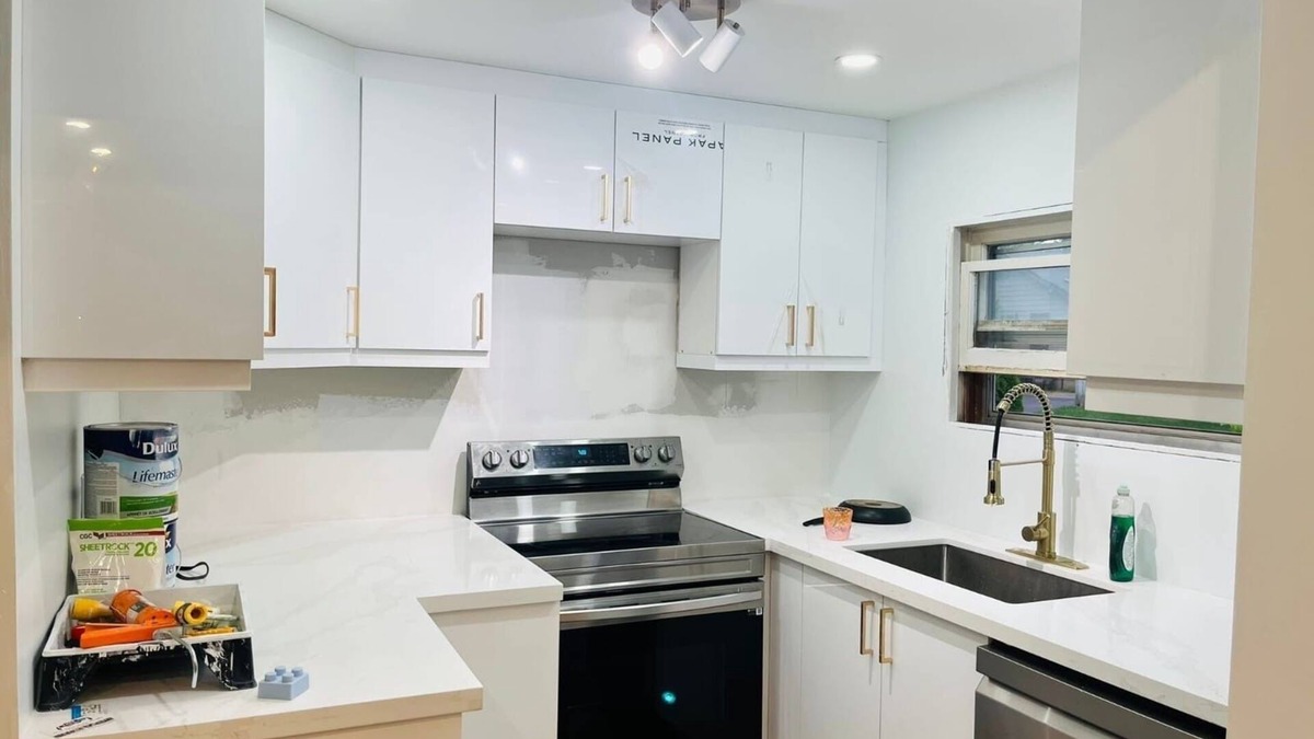 Brantford House | Charming fully-furnished house in a serene neighbourhood w/greenery and lakes.