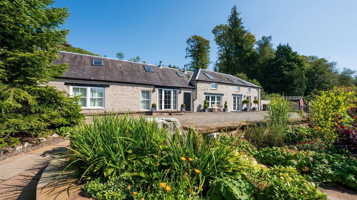 Canonbie Cottage | Charming Fully Refurbished Garden Cottage