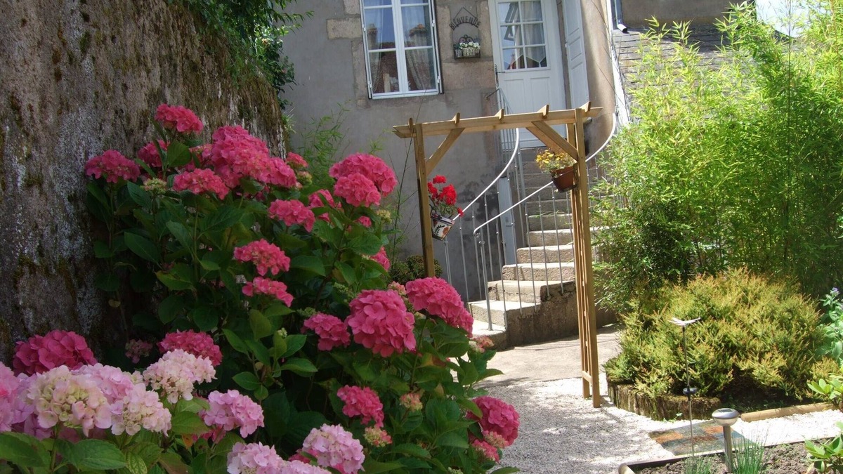 Autun House | Charming furnished apartment, City center, Autun. 2 stars