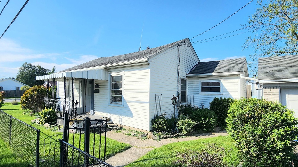 Brantford House | Charming Furnished Bungalow with high speed internet and Gorgeous Lawn
