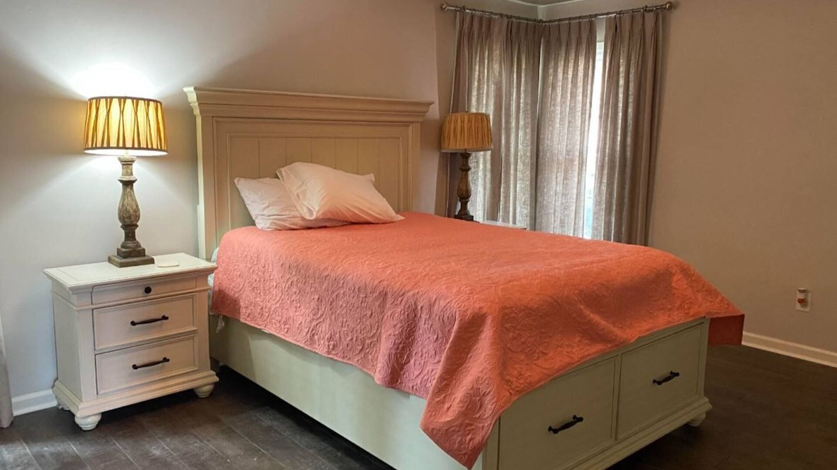 Cordova House | Charming furnished house in Cordova TN with WiFi, 2-car garage, jetted tub