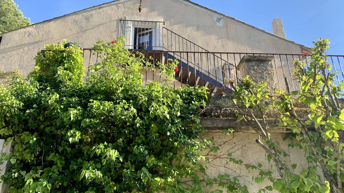 Carpentras Apartment | Charming gîte in a 17th century farmhouse, swimming pool, near Avignon Ventoux