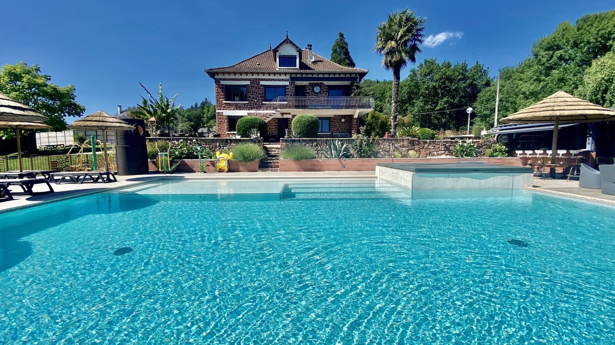 Meyssac House | Charming gîte with large capacity