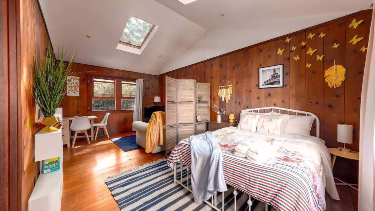 Downtown Berkeley House | Charming Garden Cottage – Walk to UC Berkeley & BART | Private Parking & Cozy Ur