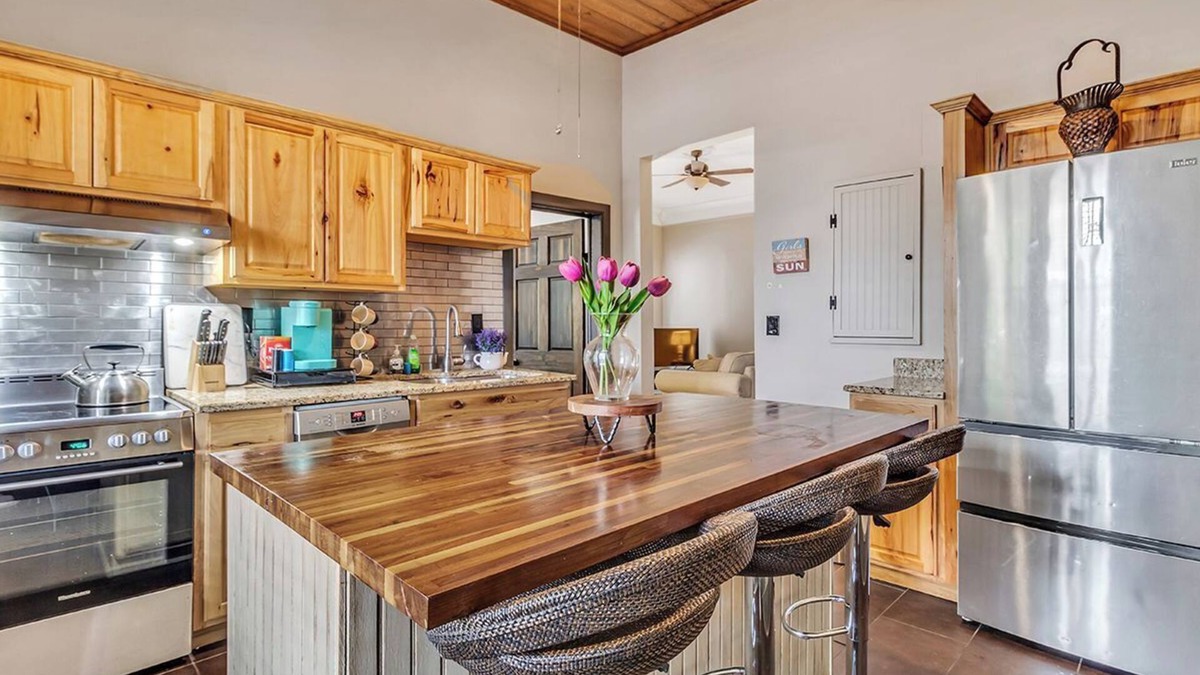Savannah Victorian District Apartment | Charming Garden Flat , Porch, Herbs & History, Walk to historic Forsyth Park
