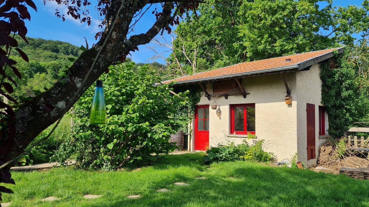 Lagney Cottage | Charming Garden Retreat: Cozy Studio, Private Terrace, Near Vineyards & Forest Trails