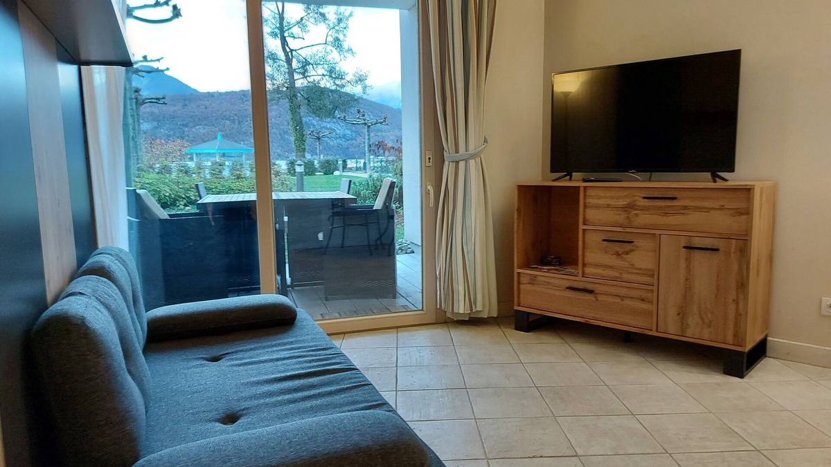 Duingt Apartment | Charming garden studio on the shores of Lake Annecy