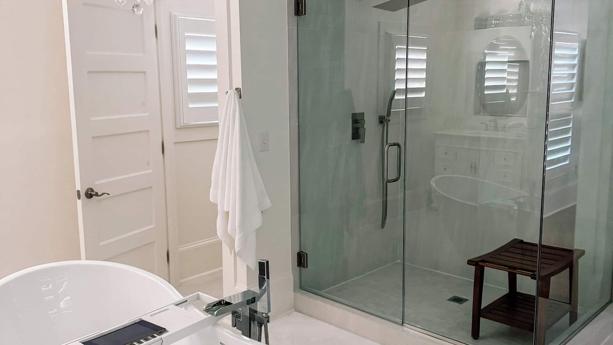 Blountstown House | Charming gated stately home on 5 acres