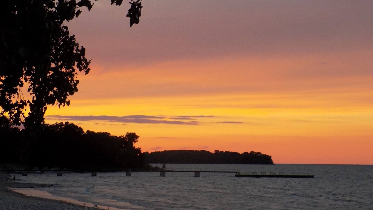 Gypsum Condo | Charming Gem Beach, Catawba Island Condo- Beachfront!