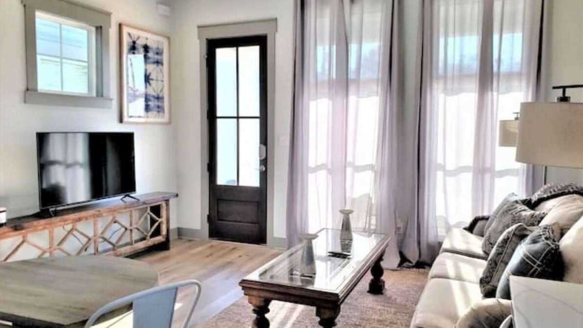 Southeast Pensacola Cottage | Charming Getaway | 12 minutes to Beach