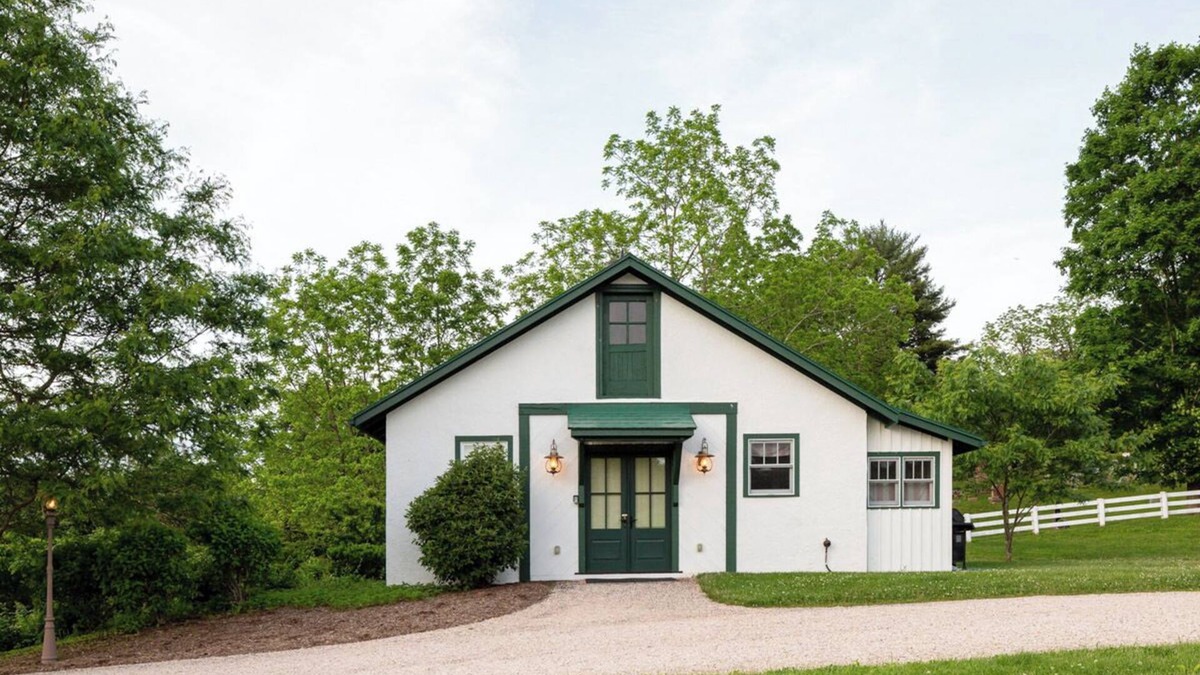 Warm Springs House | Charming Getaway Steps to Swimming Pool, Hot Tub and more!