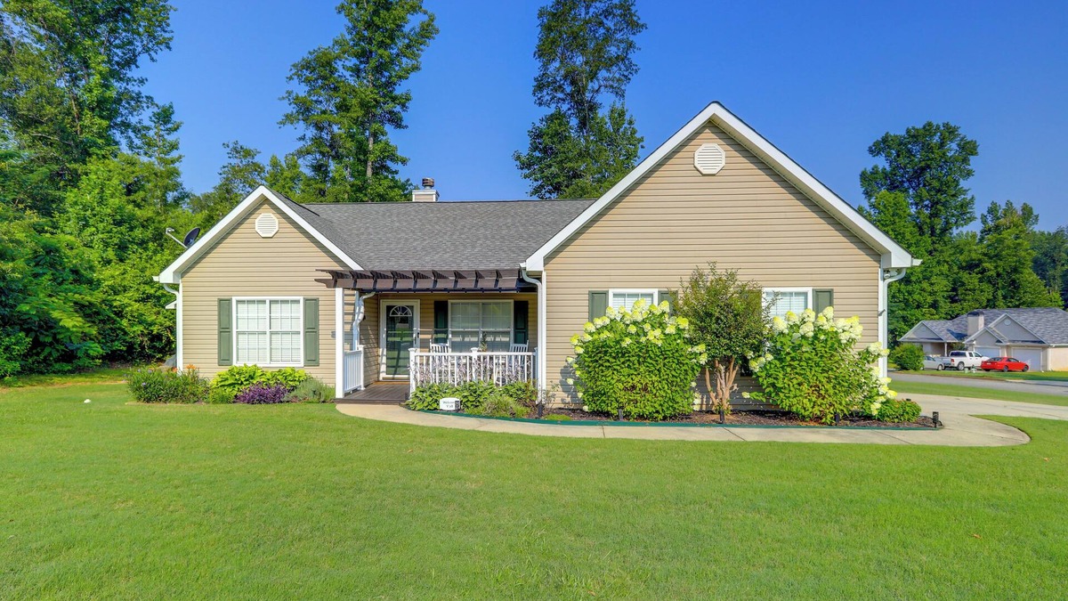 Newnan House | Charming Getaway w/Grill: 2 Mi to Newnan Square!