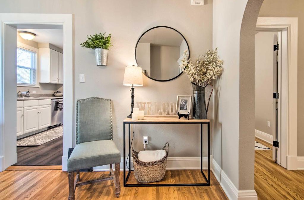 Windsor House | Charming Getaway, Walk to Windsor Lake and Downtown!