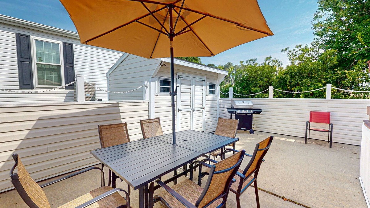Assateague Pointe House | Charming getaway with modern amenities, tennis court, pool, & private patio