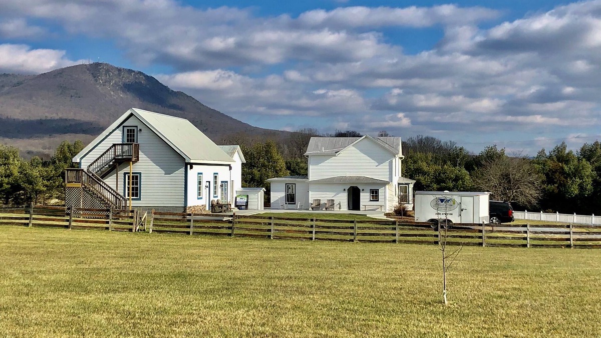 Cross Keys Cottage | Charming Gingerbread House. Awesome mountain views near to SNP and Skyline Dr.
