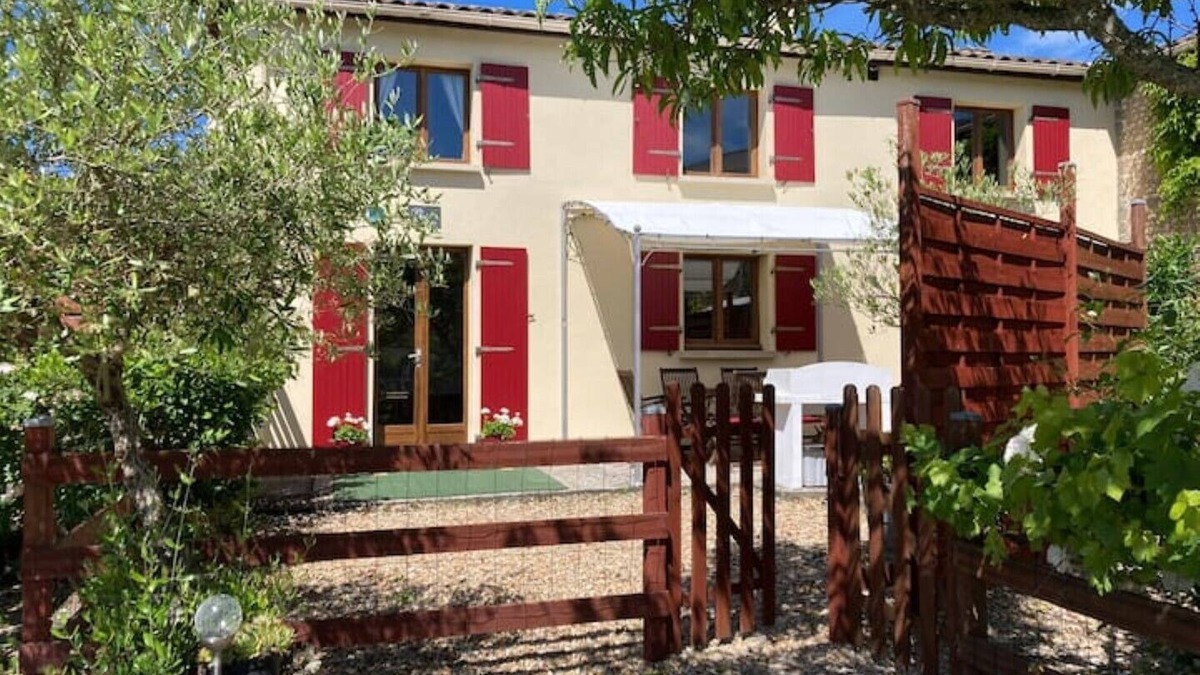 Chatenet House | Charming Gite 3* + pool + tasting room. Beautiful views down the Seugne Valley.