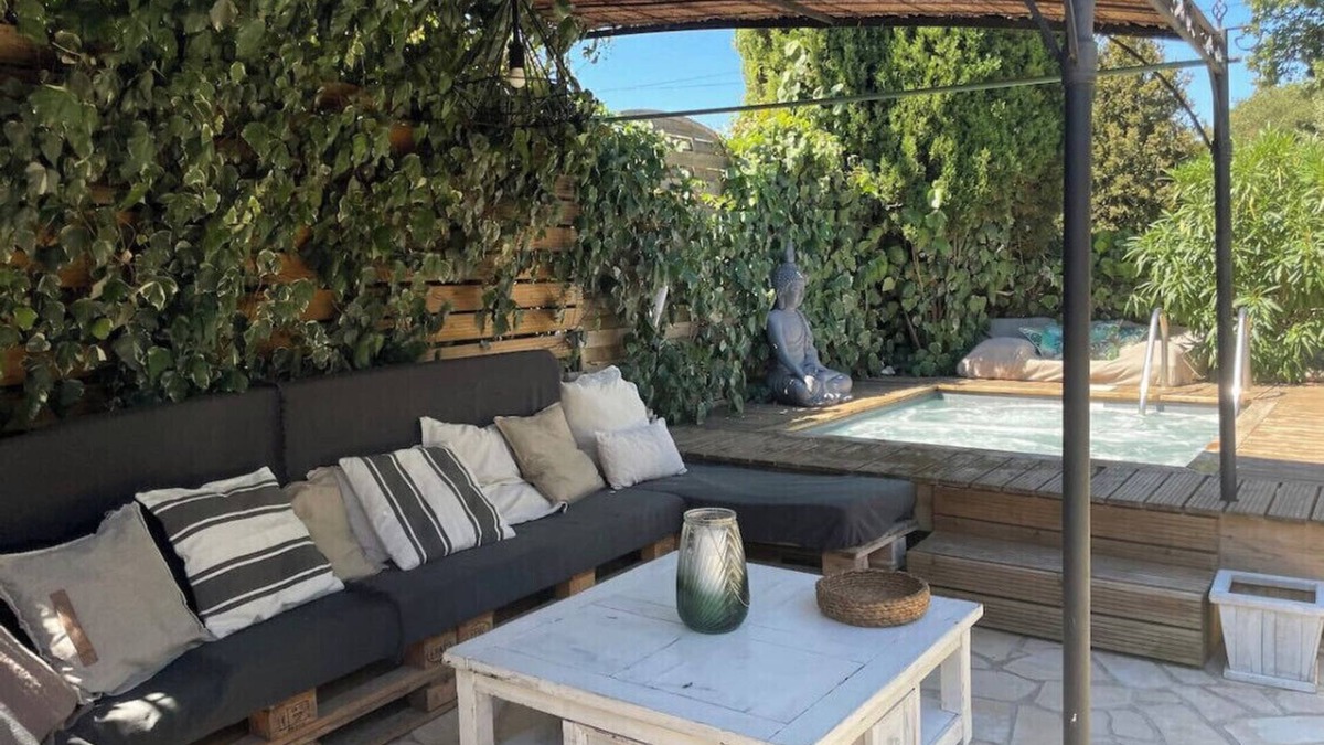 Vers-Pont-du-Gard Cottage | Charming gîte for 4 with swimming pool (independent and with its own private entrance)>