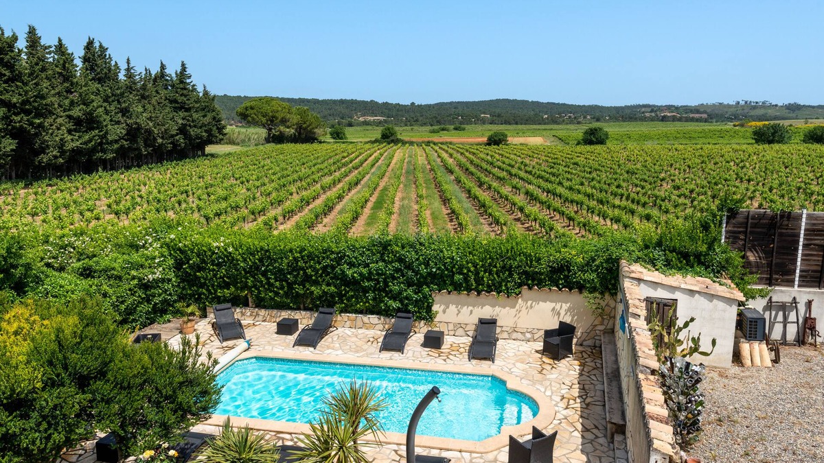 Fabrezan House | Charming gite, heated pool, in a winegrowing estate 30 minutes from the sea.