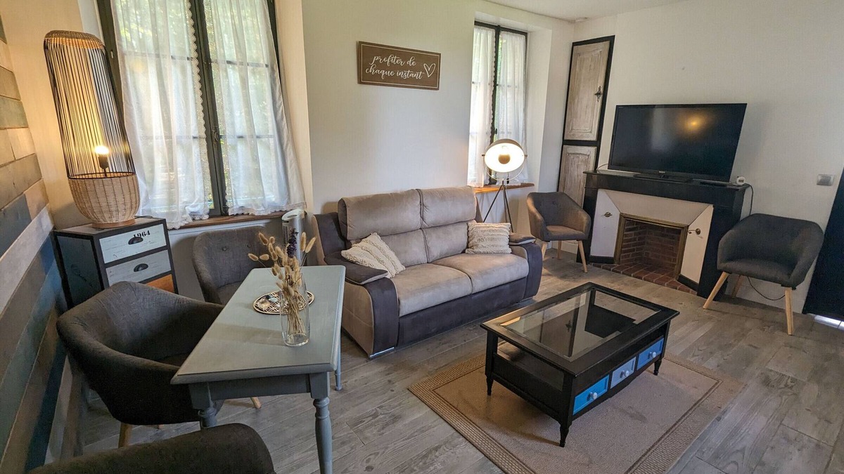 Chateau-Renard Cottage | Charming Gîte in Medieval Town with Private Garden and Nearby Historic Sites