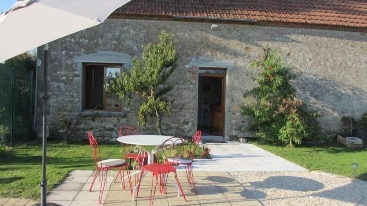 Guilly Cottage | Charming Gîte in Loire Valley - Near Sully and St-Benoît, Private Lawn, All Ground Floor