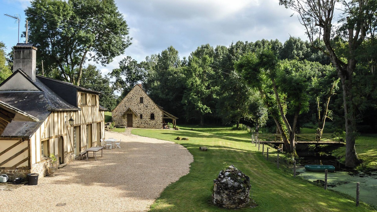Preaux House | Charming gite, riverside (secure), (large) children's pool, quiet location