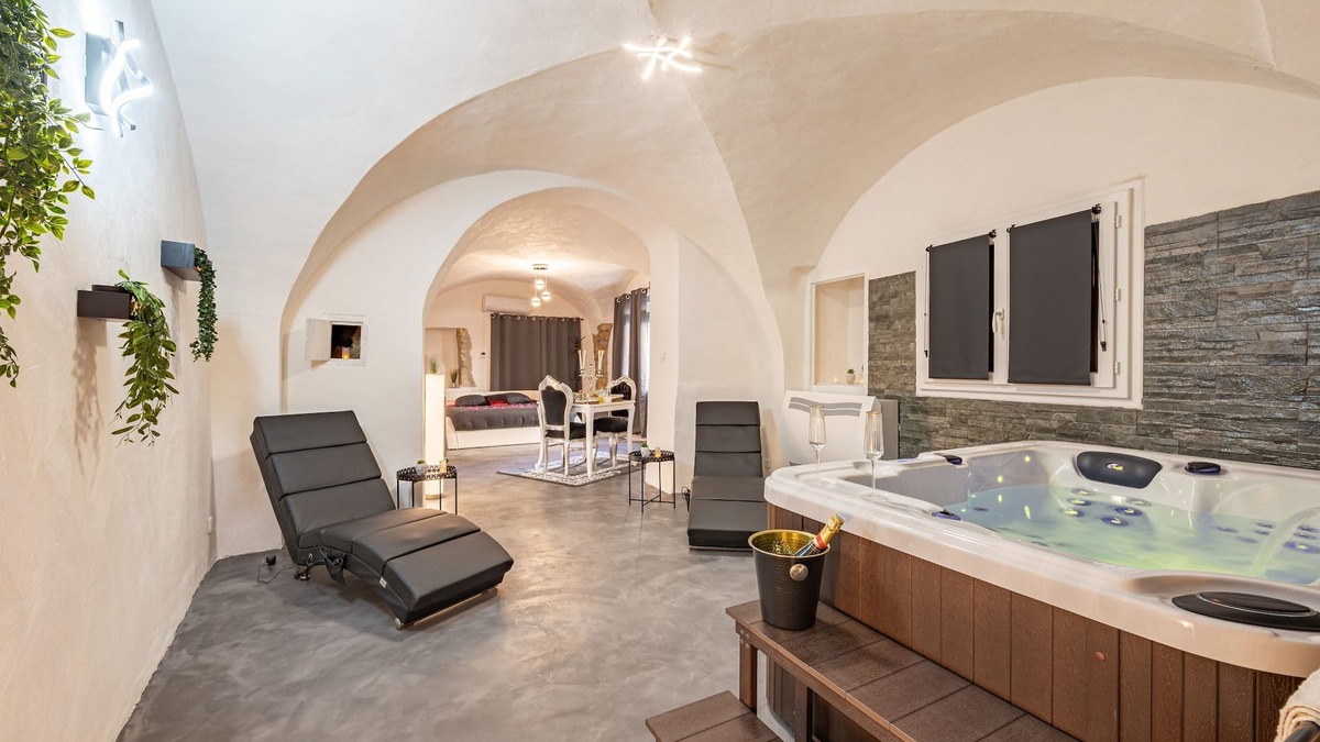 La Calmette Bed & Breakfast | Charming gite with spa for lovers