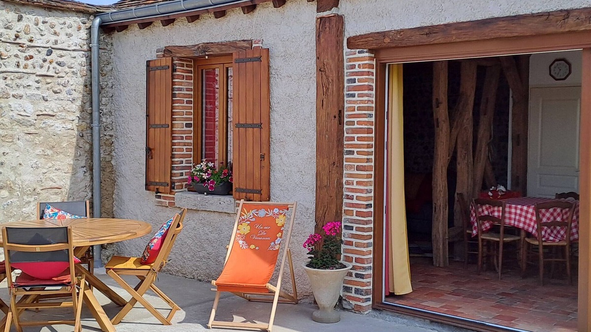 Bonnee Cottage | Charming Gîte with Terrace Near Loire, 4 Guests, BBQ, Private Parking