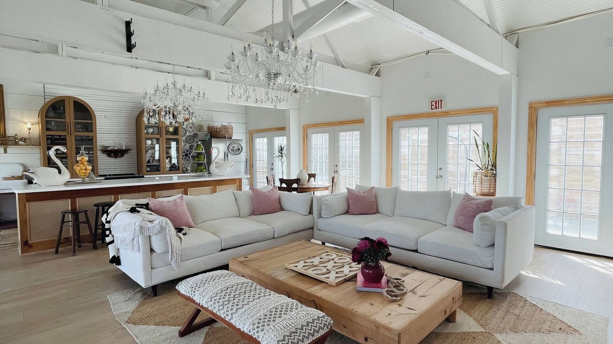 Elk City House | Charming Glamping Barn with AC – Cozy Escape in Elk City!