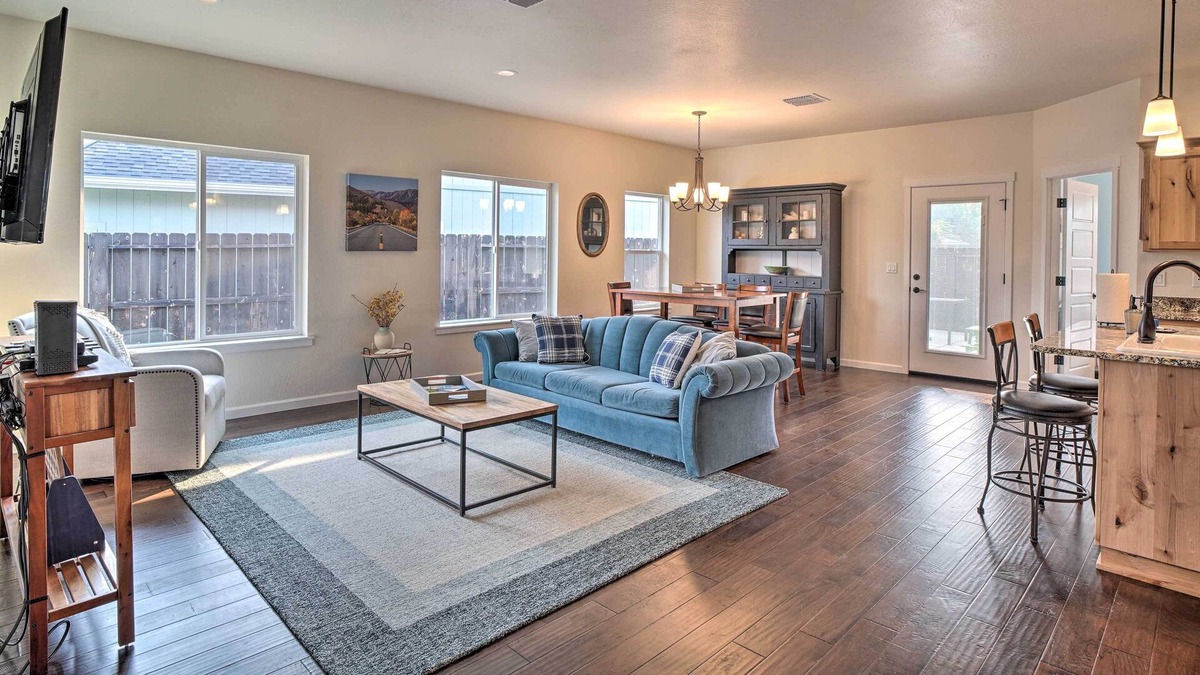 Grants Pass House | Charming Grants Pass Home: Patio & Fire Pit!