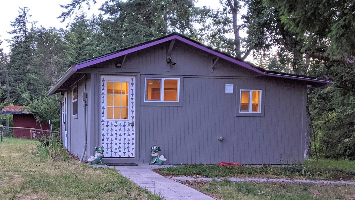 Eugene Cottage | Charming Guest Cottage in the Country