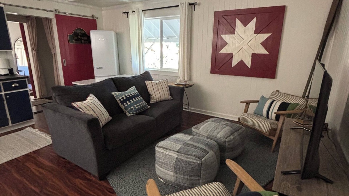 Cedar Glen Cottage | Charming guest house cottage a short walk to lake trails