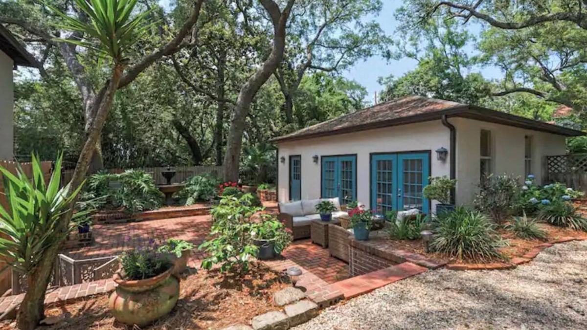 East Pensacola Heights Cottage | Charming Guest House at Live Oaks on the Bayou