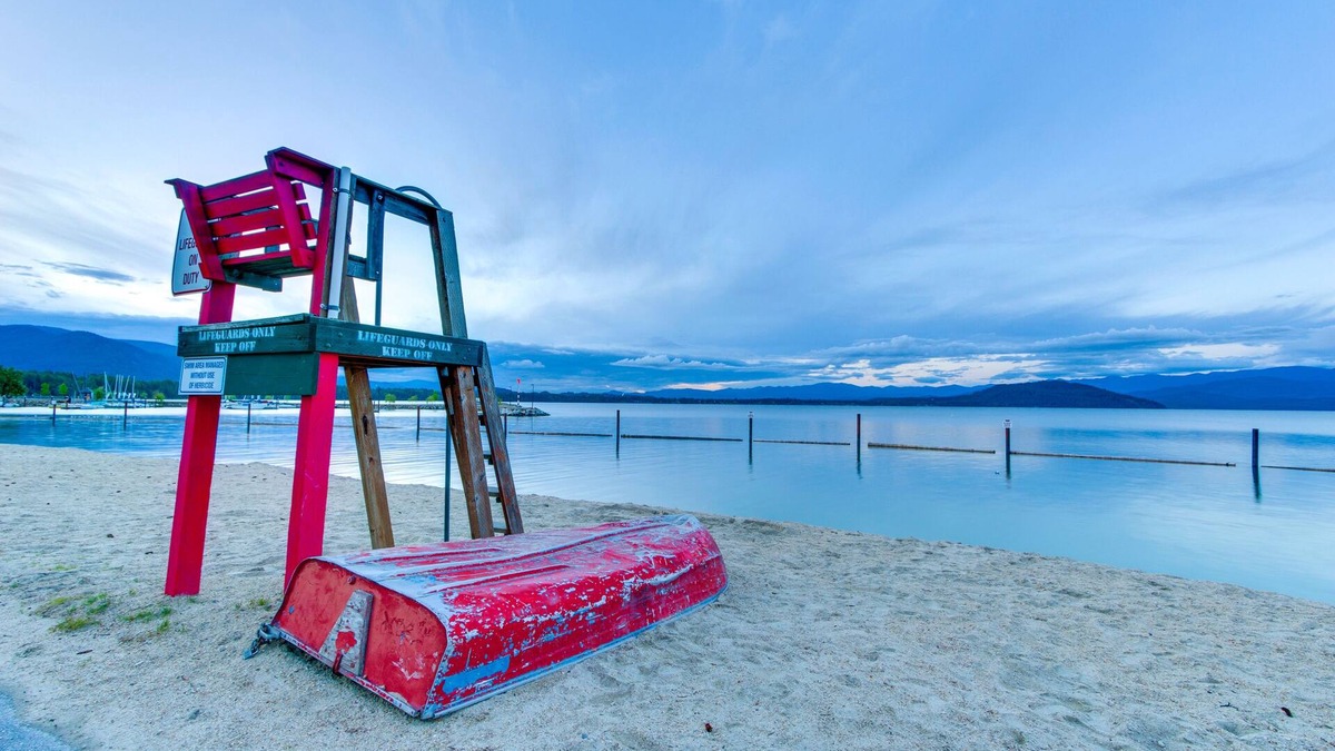 Sandpoint House | Charming guest house with free WiFi, full kitchen, public beach access, & dock