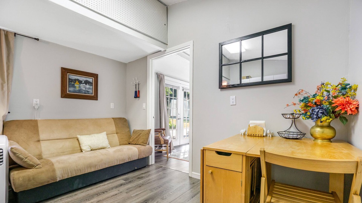 Issaquah House | Charming Guest House with Furnished Patio and Kitchenette - Close to Trails!