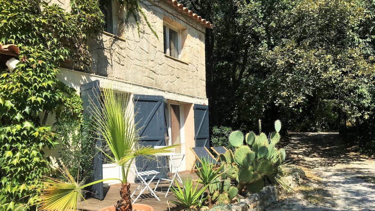 La Boissiere House | Charming guest rooms in outbuilding with terrace and private garden