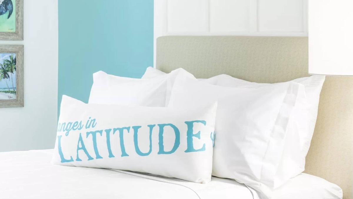 I-435 West KC-KS Hotel | Charming Guest Room Perfect for Quiet Retreats Near Schlitterbahn Waterpark