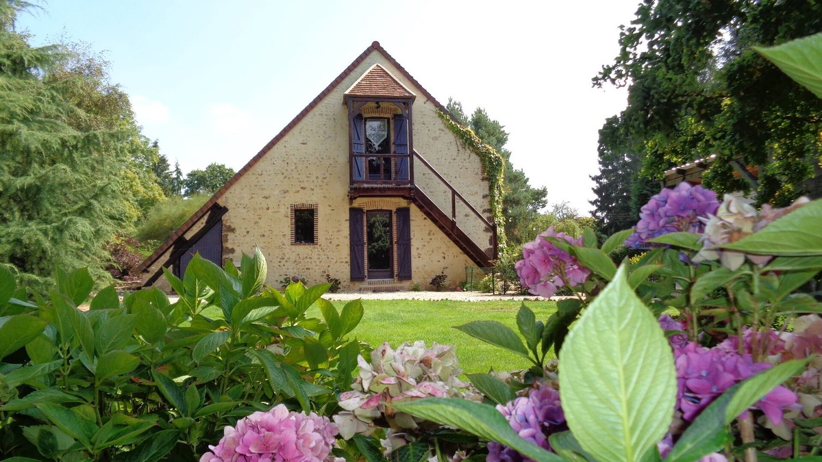 Manou Bed & Breakfast | Charming guest room with breakfast