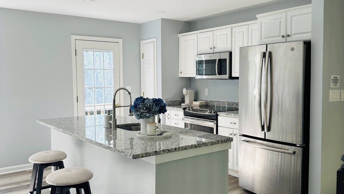 Ruby House | Charming Guesthouse at Hidden Lake Stafford 2 bedroom 2 full bath with AC