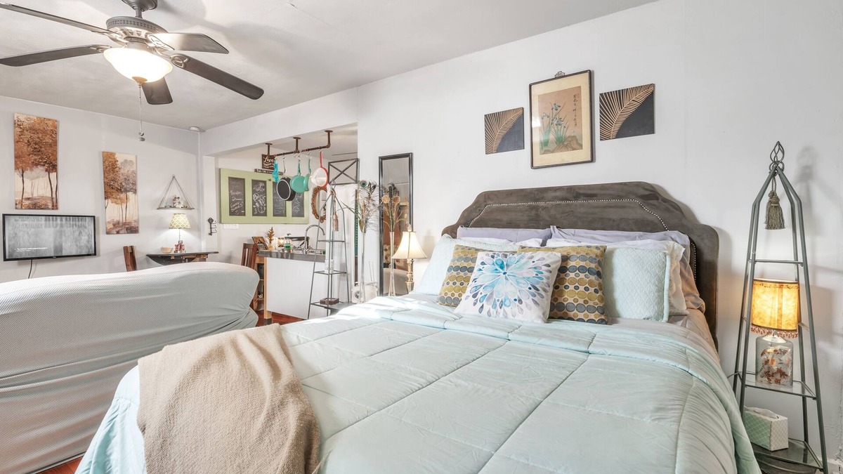 Waxahachie House | Charming Guesthouse in Heart of Waxahachie w/Dedicated Entry & Private Parking