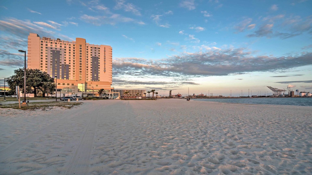 Gulfport Cottage | Charming Gulfport Getaway Only 3 Blocks to Beach!