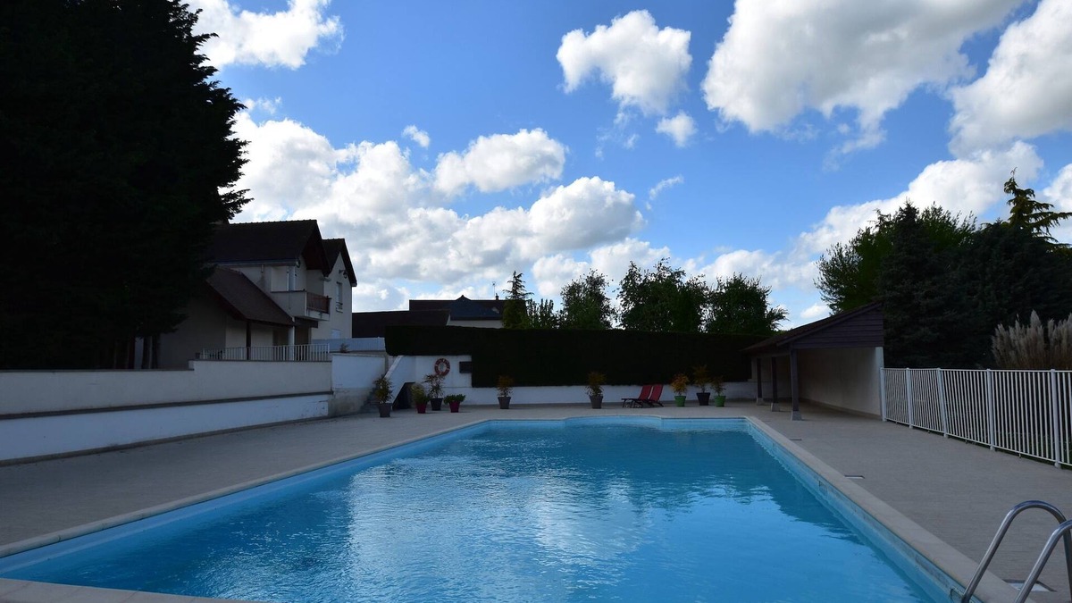 Faverolles House | Charming holiday home with pool and pond