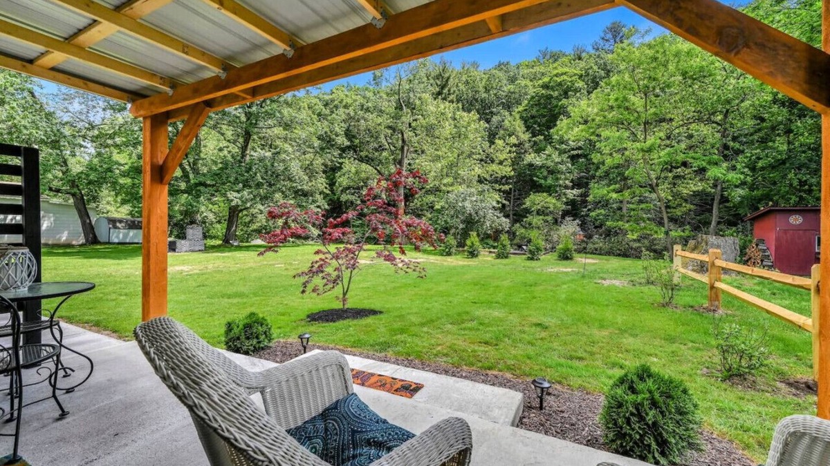 Cumbola Cabin | Charming Hammock by the River
