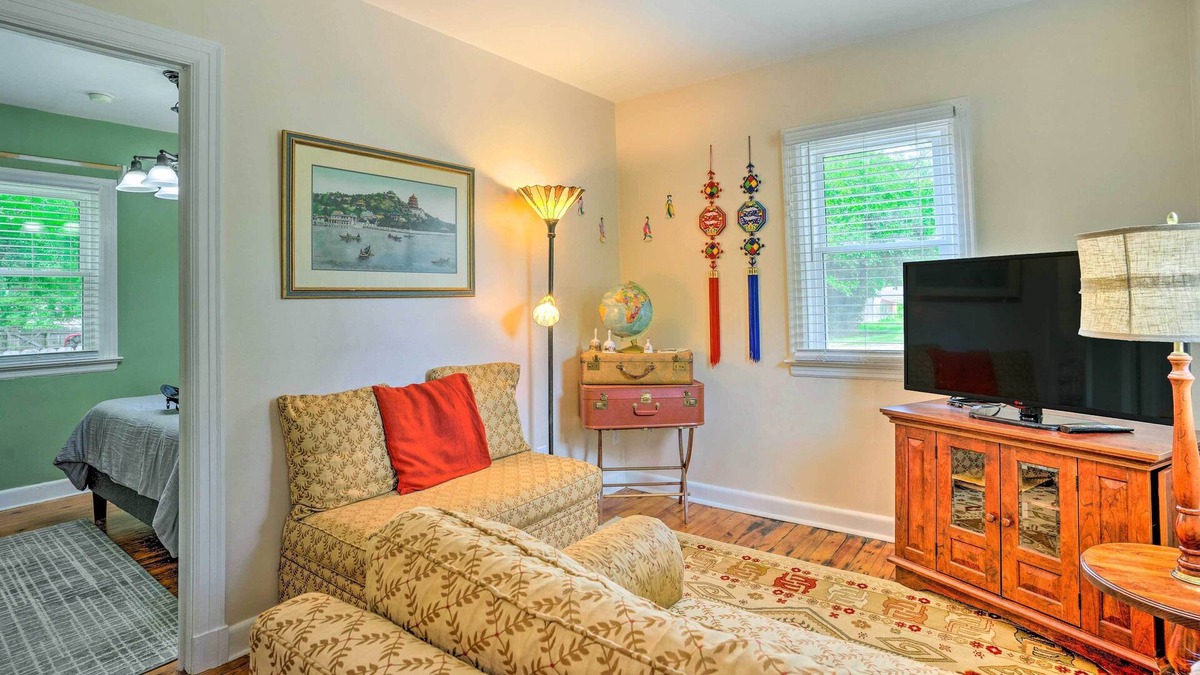 Lakeside Cottage | Charming Henrico Cottage w/ Yard + Fire Pit!