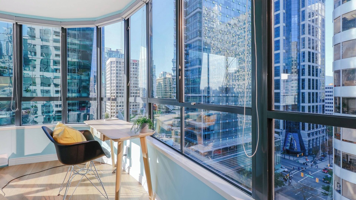 Coal Harbour Apartment | Charming Hideaway: Just 7-Min Stroll to Seawall! Free Parking
