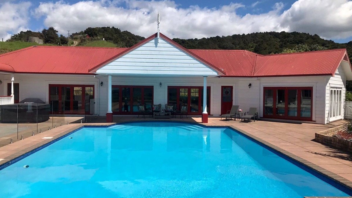 Tamaterau Villa | Charming hill top retreat with bay and mountain views.