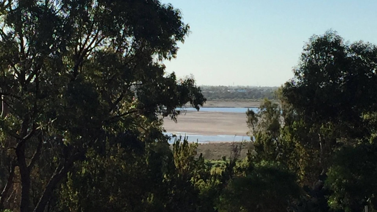 Baldivis Cottage | Charming Hilltop Studio: Lake & Native Bush views