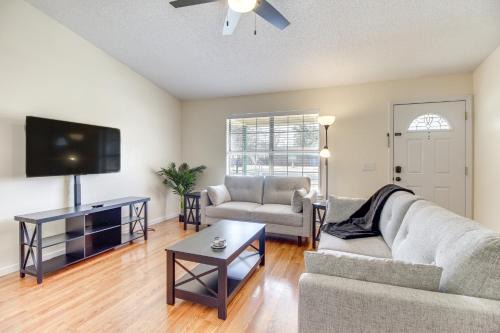 Hinesville House | Charming Hinesville Home Less Than 6 Mi to Fort Stewart