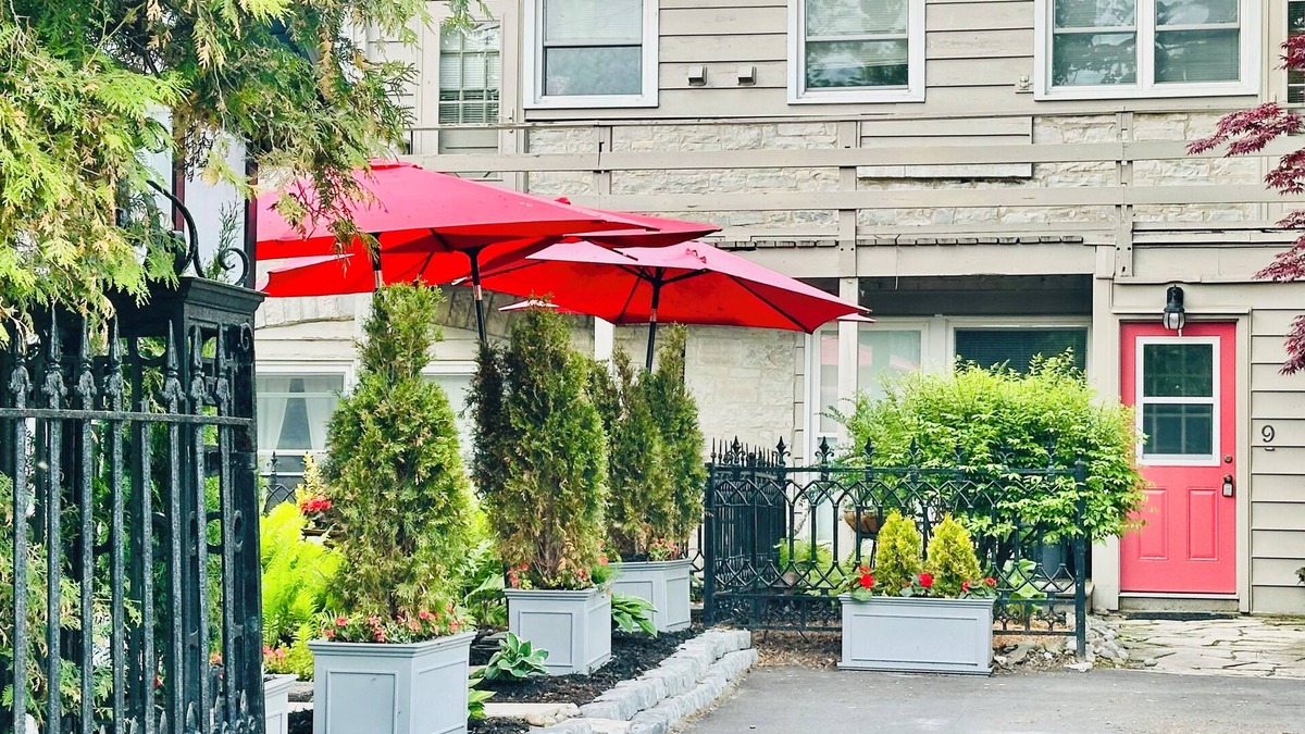 Amherstview House | Charming historic 2-bedroom coachhouse in Kingston
