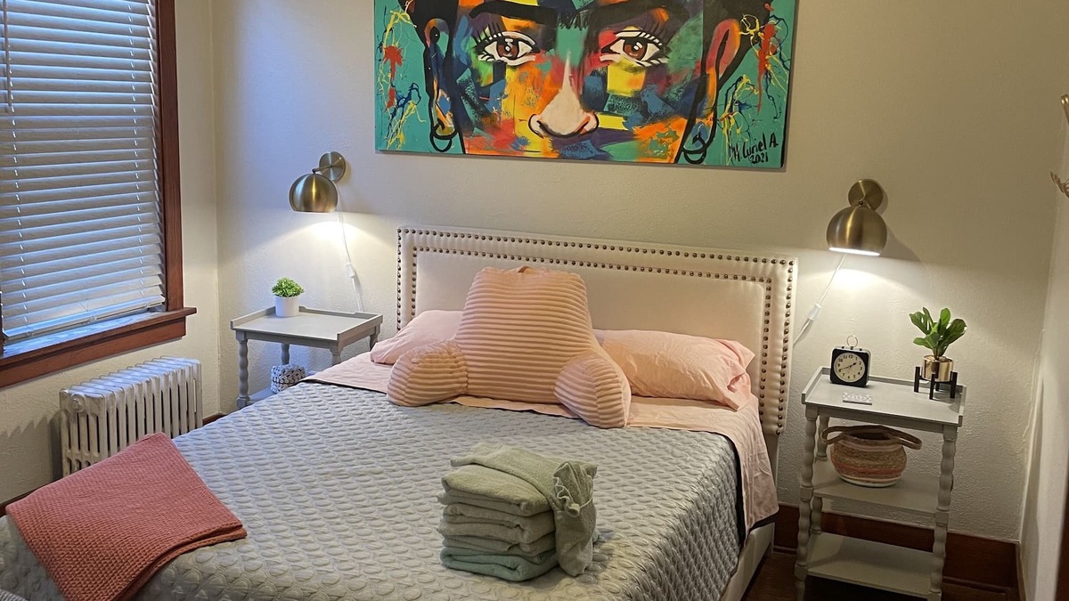 East Dundee Apartment | Charming Historic 2BR/1BA in DOWNTOWN EAST DUNDEE