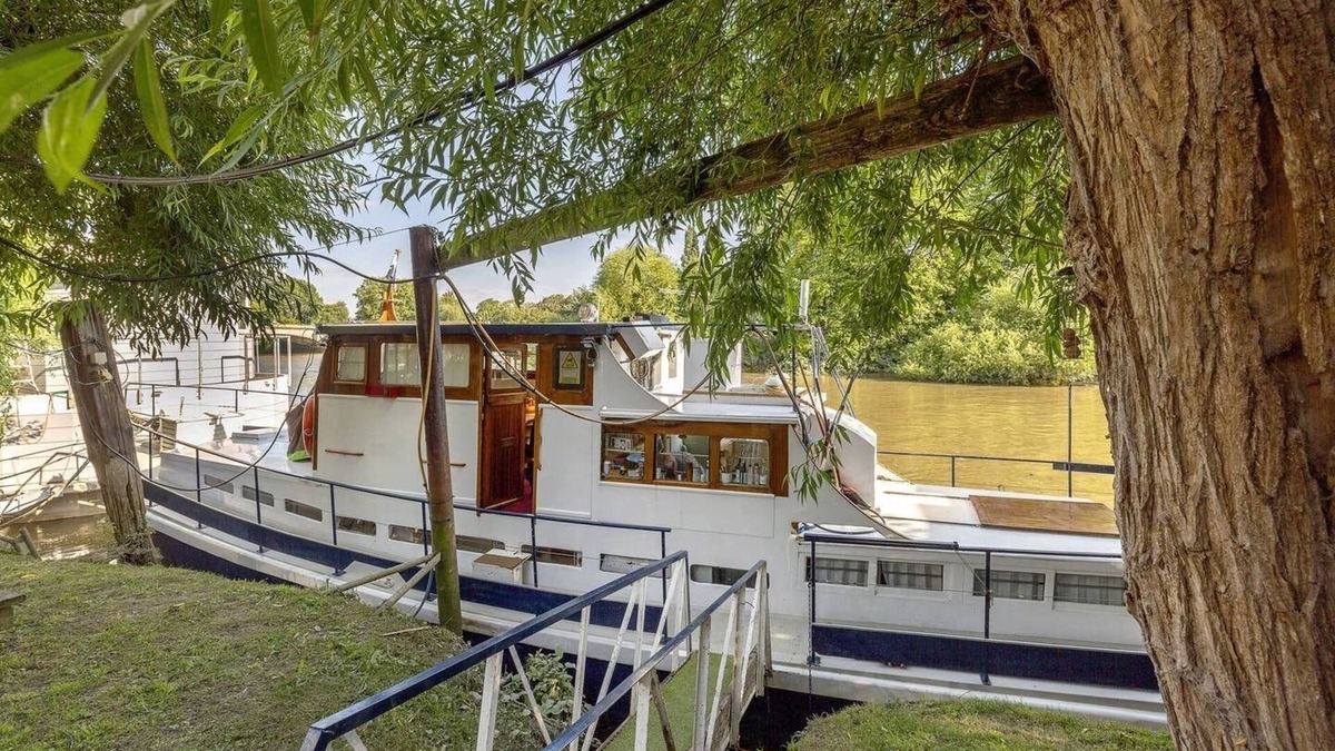 London Borough of Hounslow Boat Rental | Charming Historic Boat Moored opposite Kew Gardens.